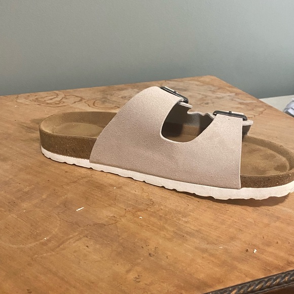 Cushionaire Beige Sandals 9.5 - Picture 6 of 8